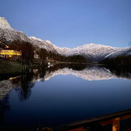 公寓 House On The *